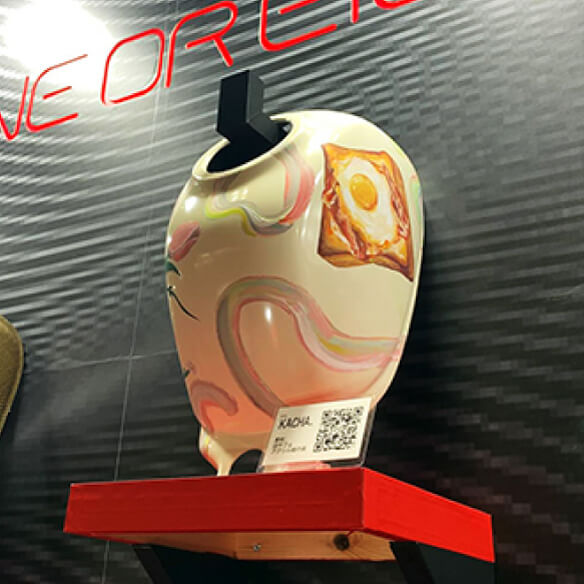 食パンに目玉焼きとベーコンが載ったイラストが描かれたカスタムタンクカバー