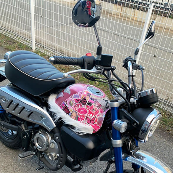 ピンクのスプレーをかけてシールやファーでデコレーションしたカスタムタンクカバー